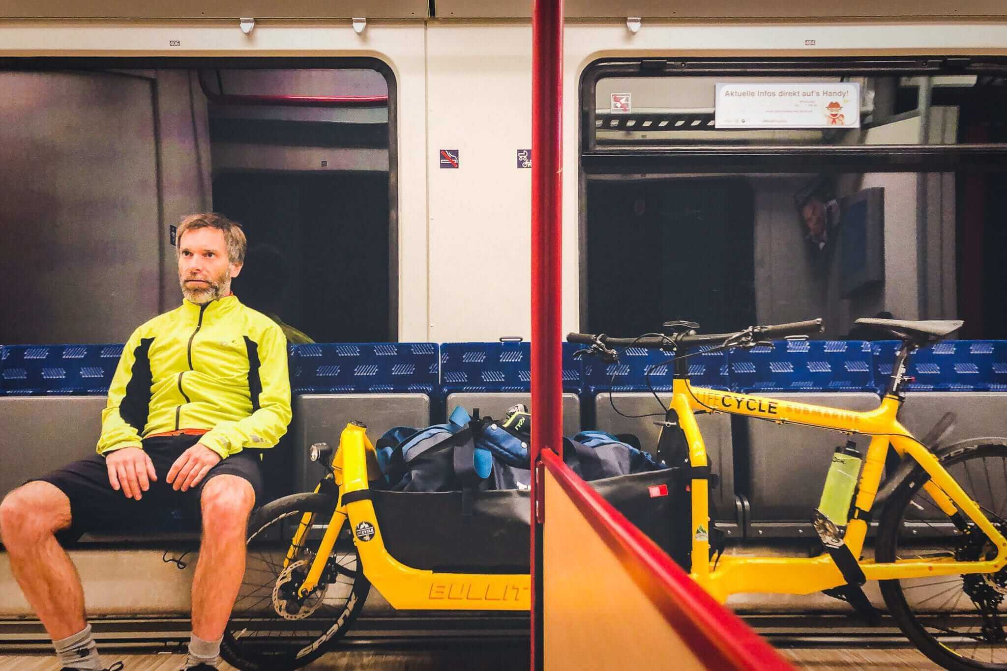 Reisen mit fahrrad und bahn: das lastenrad ist prädestiniert für den gepäcktransport