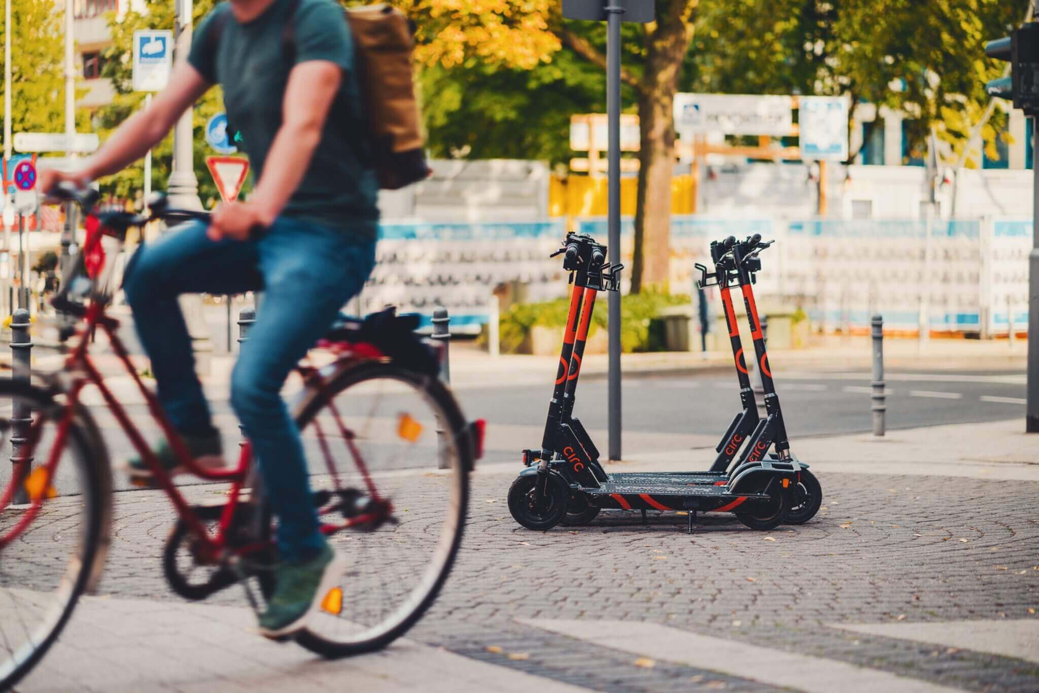 Fahrrad und elektro-roller, beides formen der nachhaltigen mobilität?