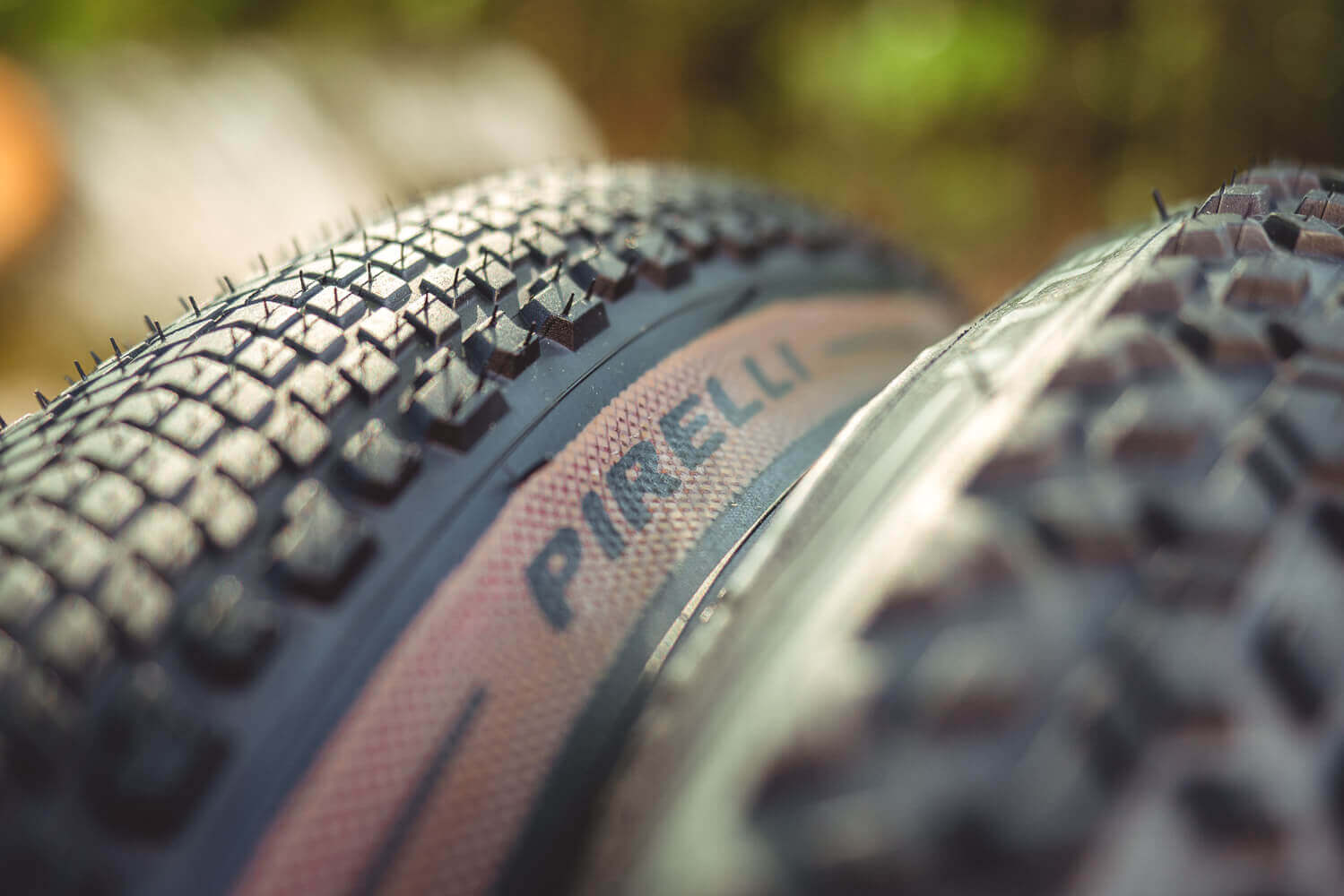 Bei genauem hinsehen bietet auch der moderate pirelli gravel hard terrain viel profil.