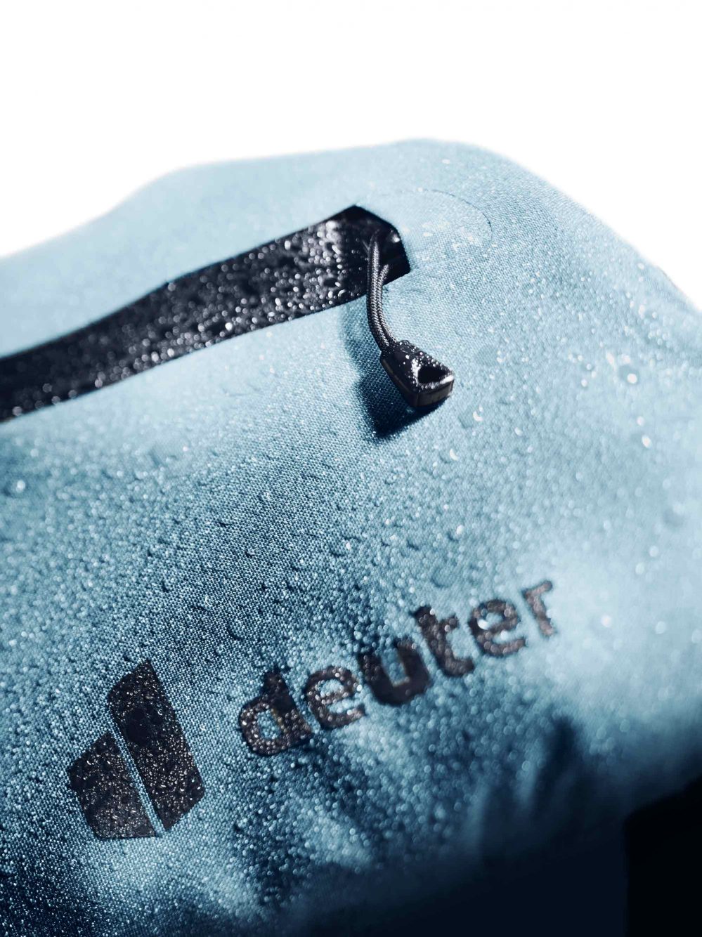 The deuter cabezon parts - including zippers - are well protected against water penetration.