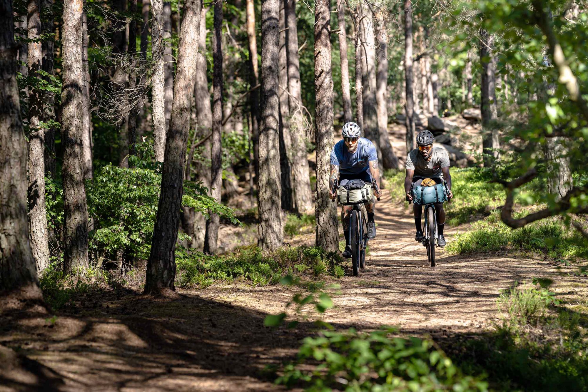 Das ist bikepacking! Und dazu passen die neuen deuter bikepacking taschen, die auf den namen cabezon hören.