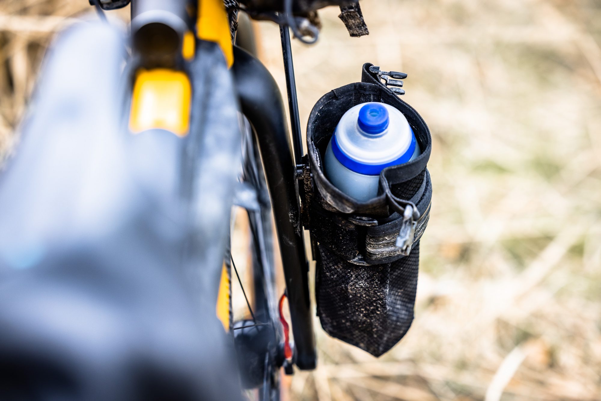 Das beste bikepacking zubehör für lange, schwere gegenstände wie eine volle trinkflasche, ein fahrradschloss oder ein stativ: die fork bag