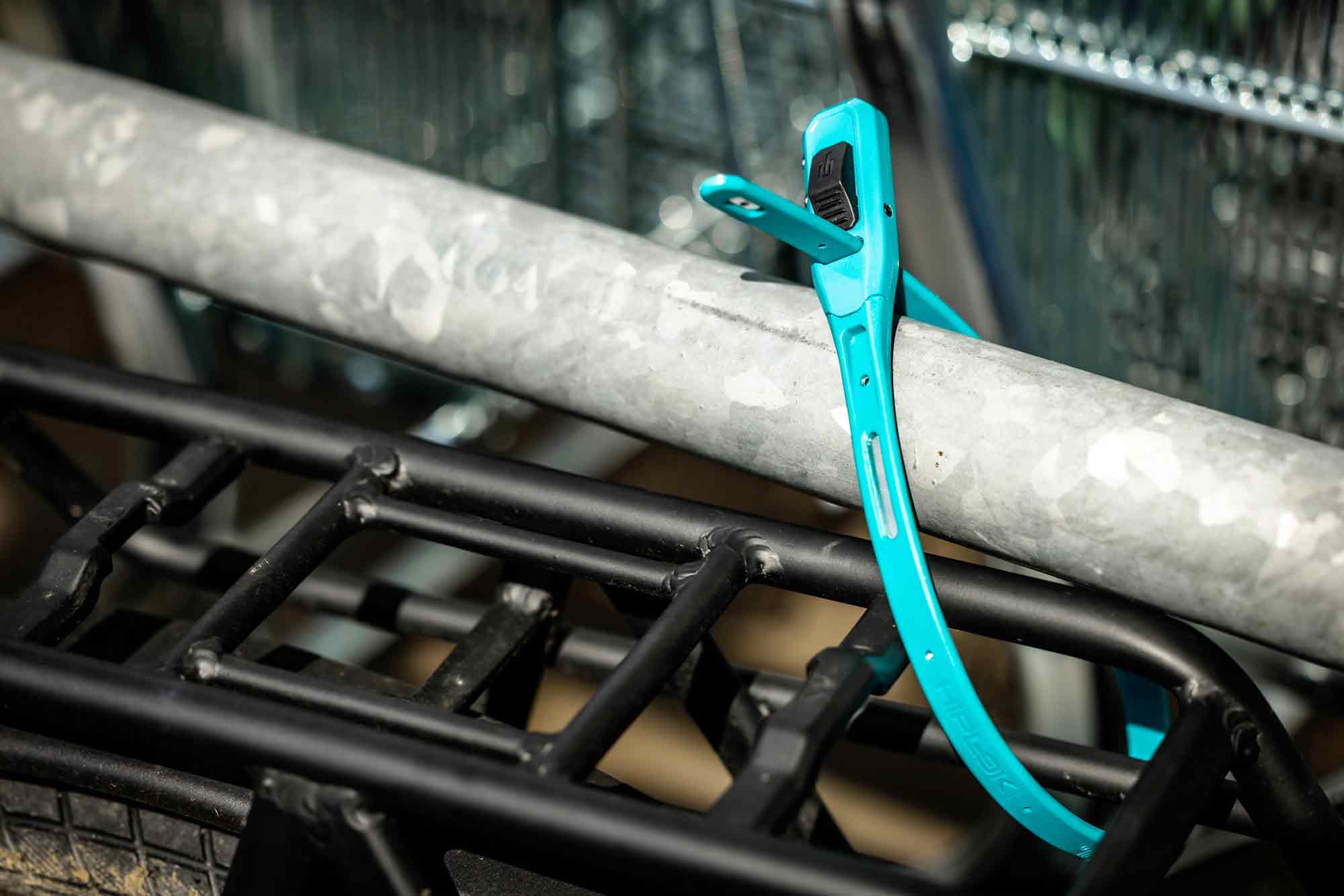 As a bicycle theft protection definitely better than nothing: the super lightweight hiplok z lok combo. This costs a mere 19. 99 euros and is at least a short-term protection against casual thieves. This mini bike lock with combination is also a hot tip for bikepacking!