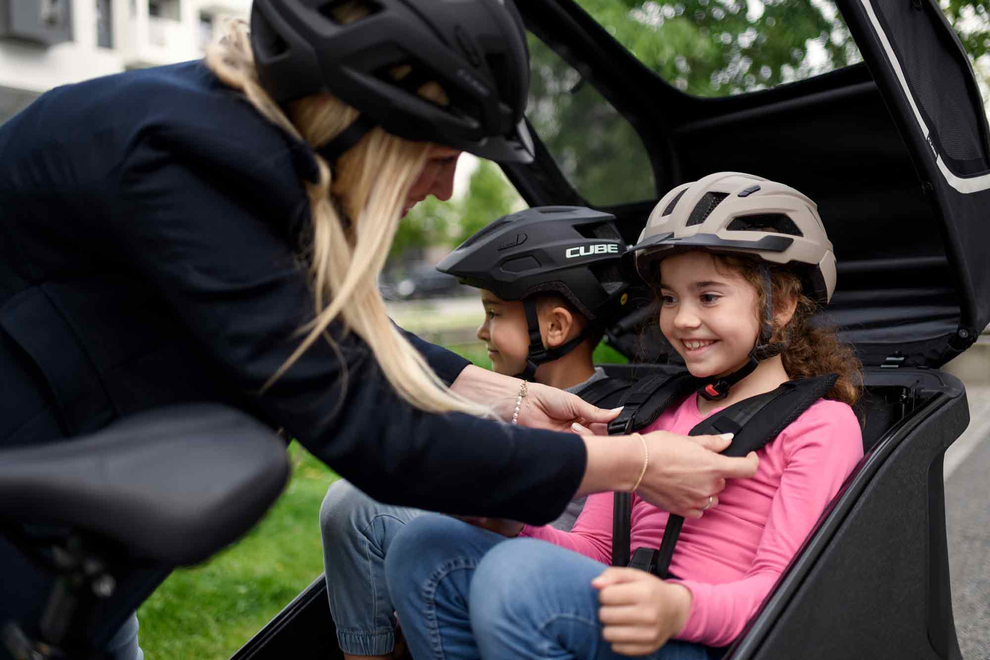 Transporting kids is clearly the main focus of the cube trike family hybrid 750.
