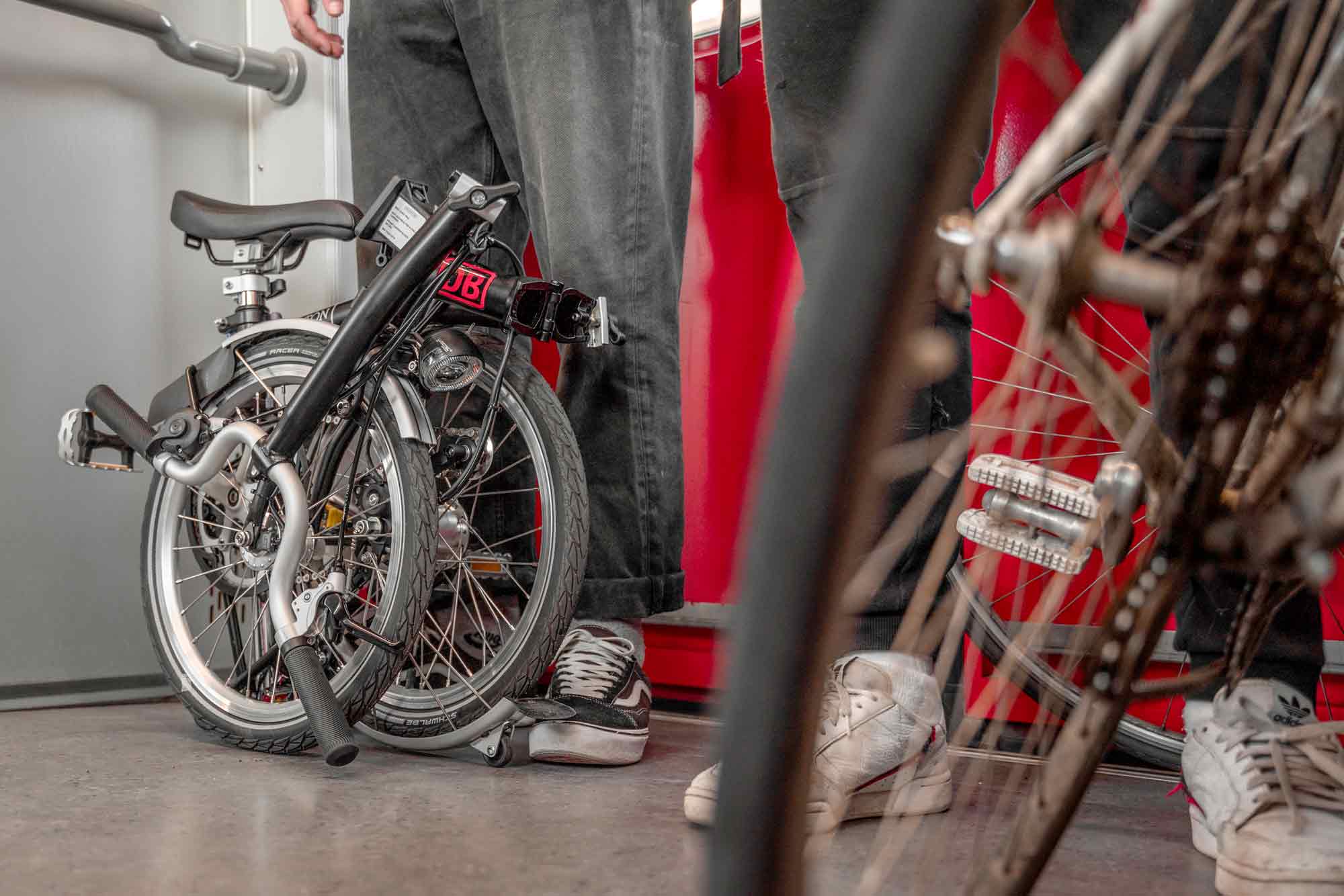 No more space problems on the train! The folding bike subscription makes it possible.