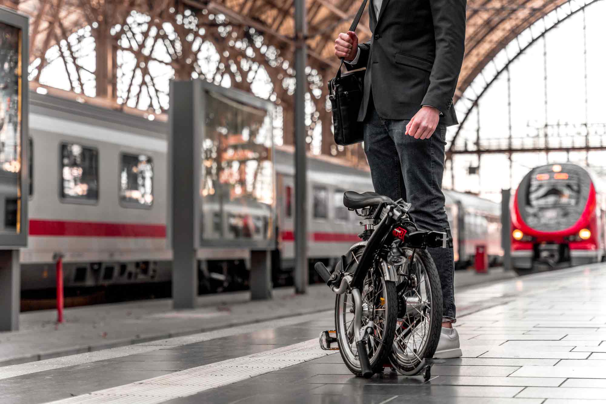 Ein brompton überzeugt mit minimalen „packmaßen“ und geringem gewicht. So leicht nimmst du kein anderes bike mit in den zug!