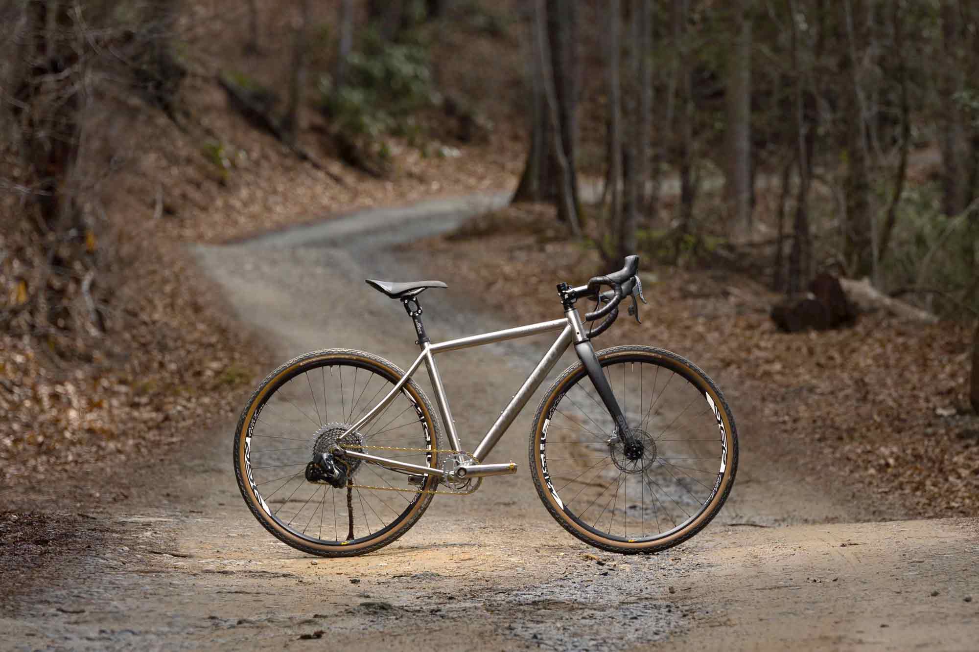 Suspension components such as the seatpost and stem from the cane creek eesilk series harmonise discreetly with the overall appearance of your gravel bike, are technically simple and don't cost the earth.