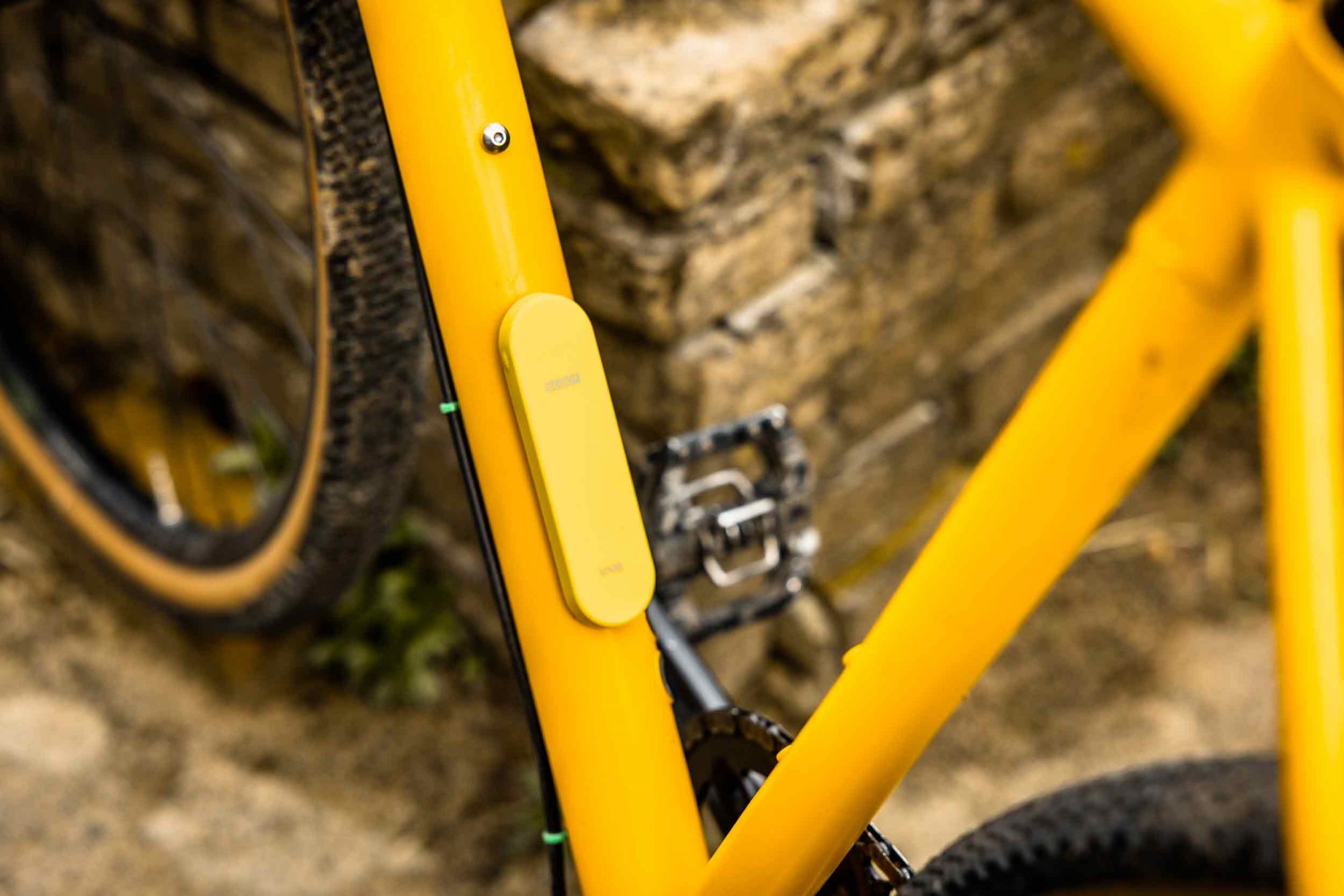 Wenn du den knog scout gps bike tracker ohne flaschenhalter montierst, kannst du ihn mit dem dazugehörigen neonfarbenen neoprenüberzieher versehen. Der schützt zusätzlich vor wasser und schmutz und soll eine abschreckende wirkung haben – das hat sich knog jedenfalls bei der farbauswahl gedacht.