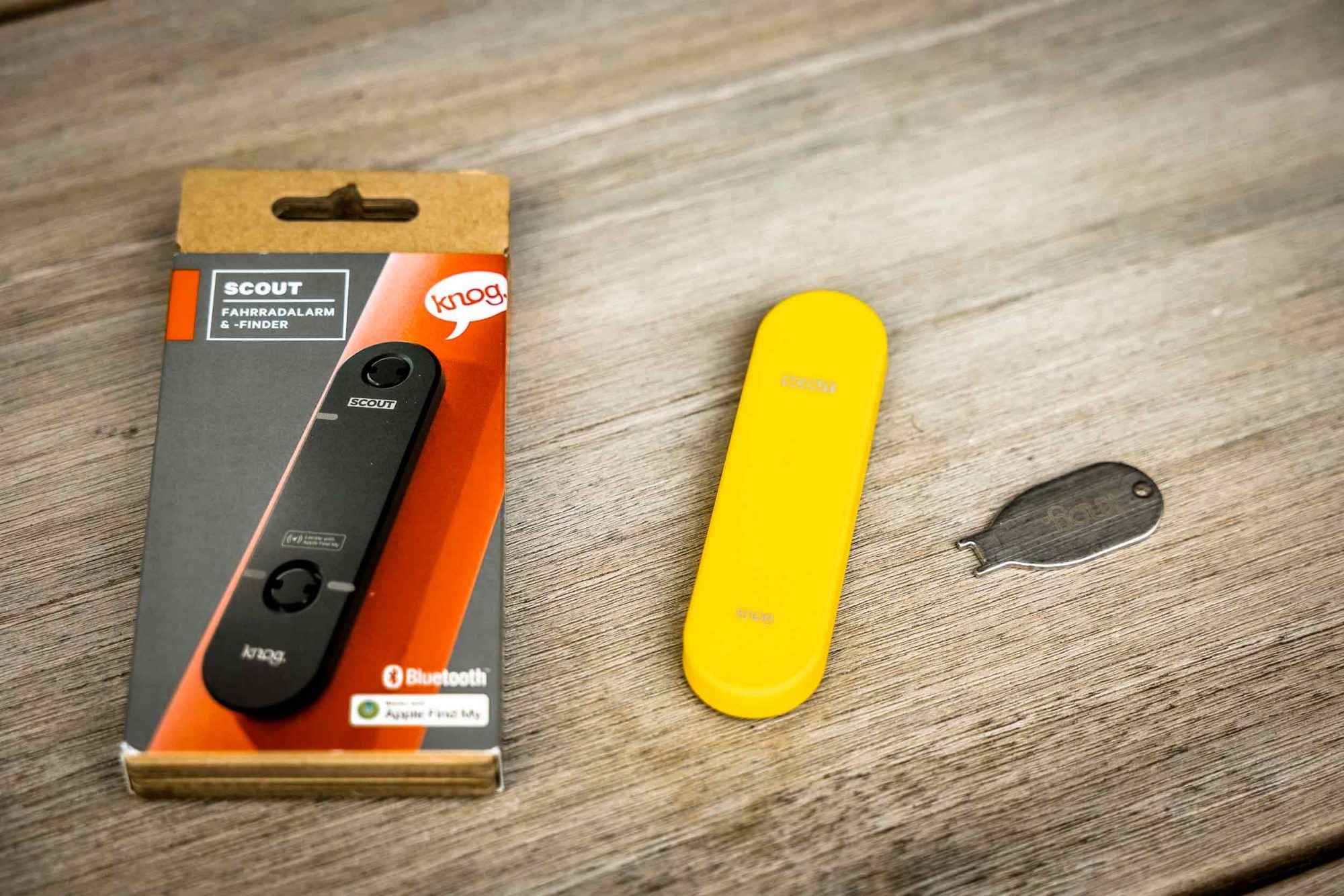 Knog scout test: this is what's inside the little cardboard box (completely without plastic). The gps bike tracker, a yellow neoprene cover and the small „screwdriver".