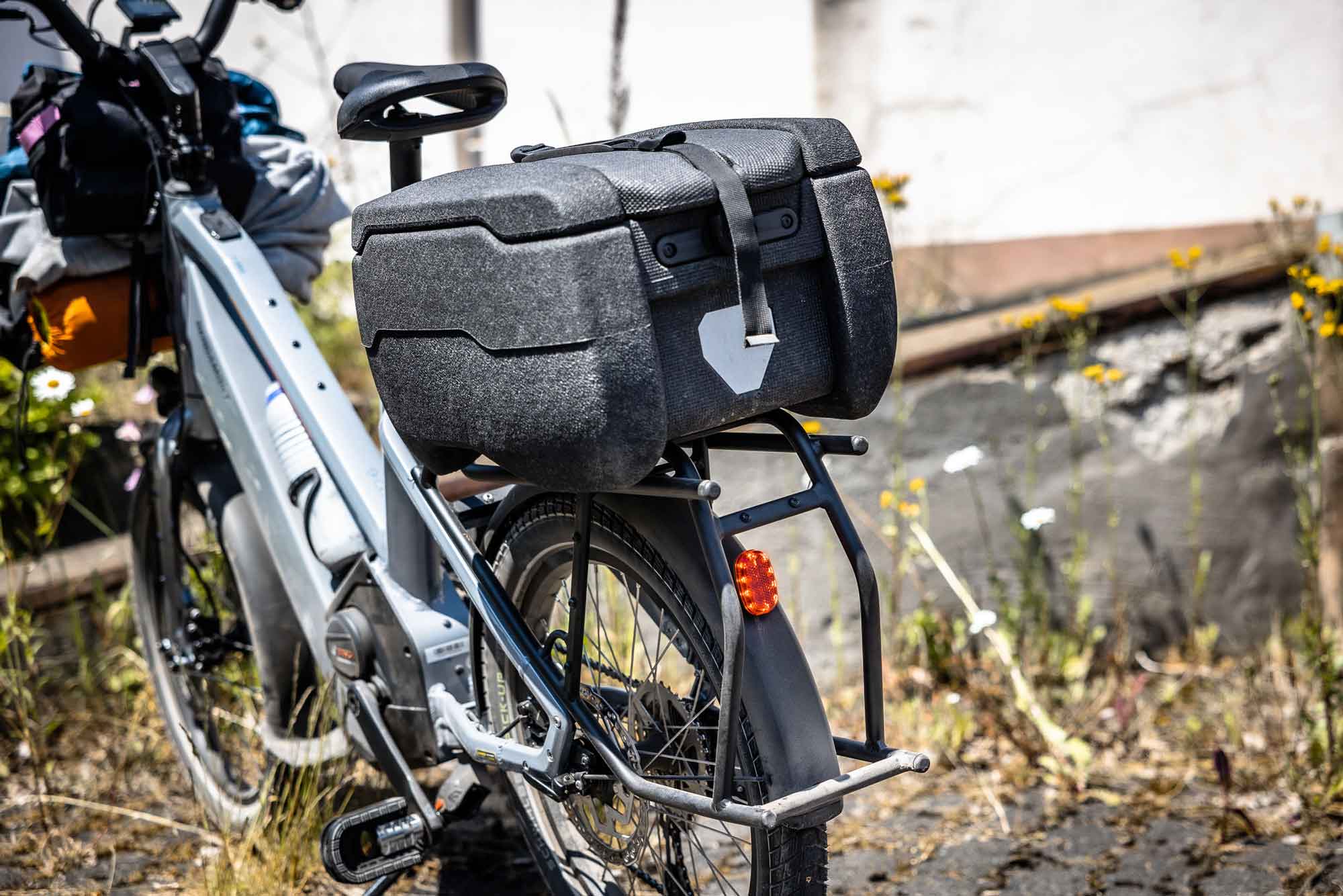 The robust luggage rack at the rear of the bergamont hans-e takes all kinds of accessories. Instead of bags, martin has mounted this iso-box from ortlieb. In it, purchases are perfectly protected and well tempered.