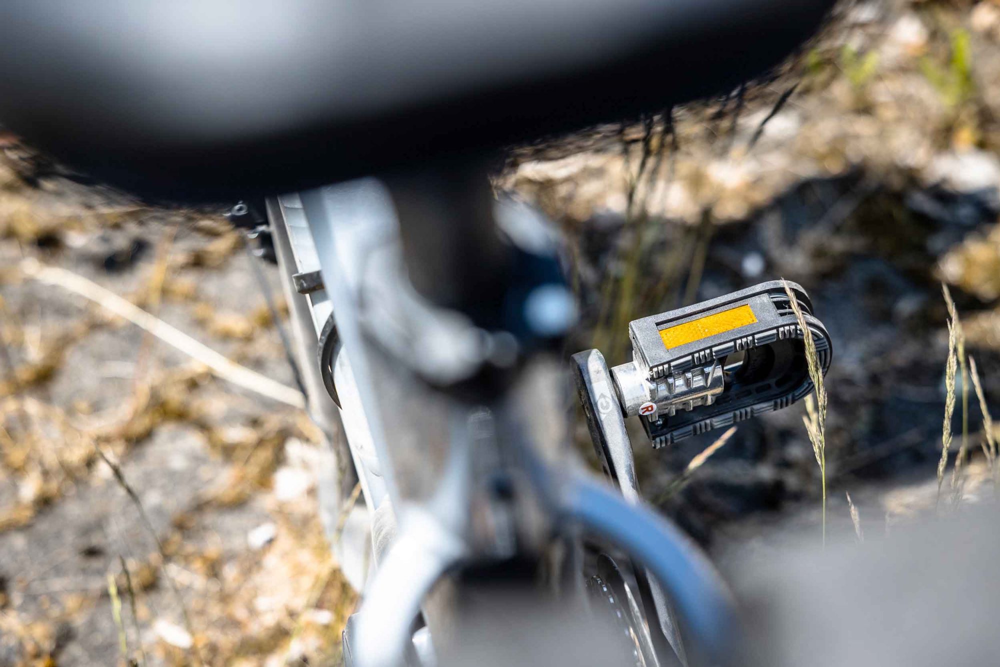 Die marwi pedale sp-153 lassen sich vertikal hochklappen. Dieses detail wirkt auf den ersten blick etwas unnötig, spätestens in der bahn ergibt es aber sinn. Mit hochgeklappten pedalen kann das rad noch enger an die wand des zuges angelehnt werden.