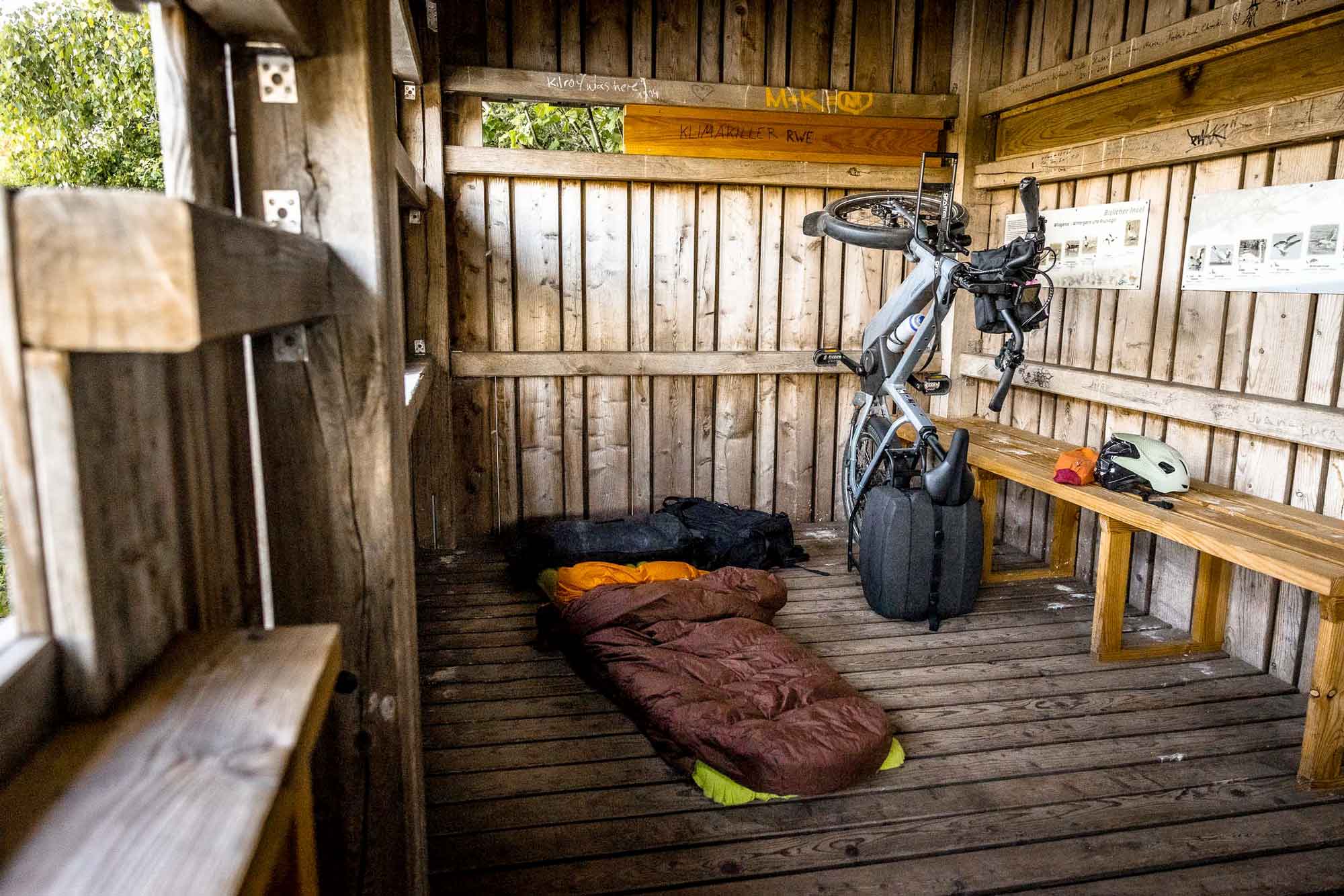 Ordnung in der schutzhütte: wie gut, wenn man das bike aufrecht lagern kann!