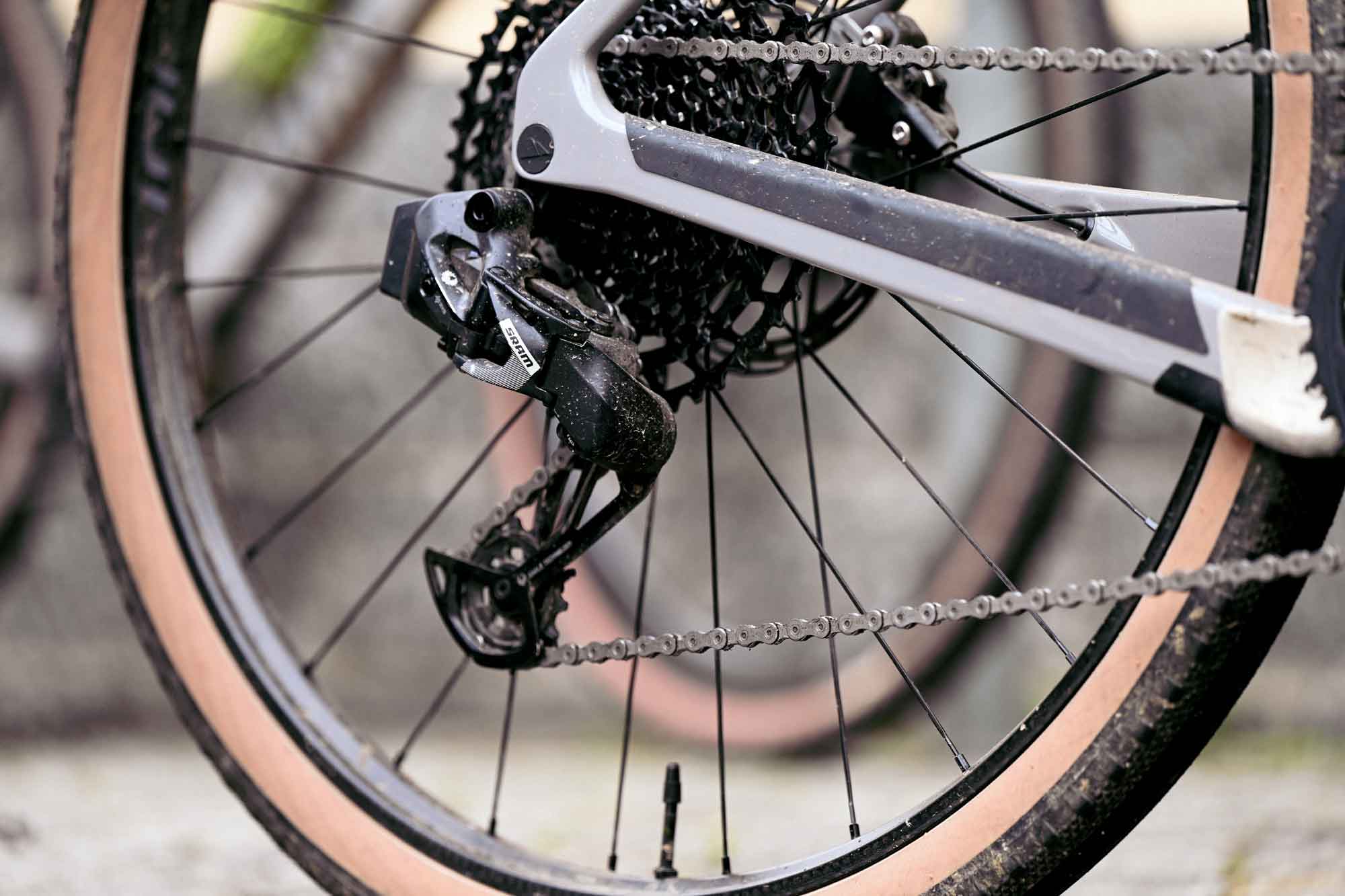 The new sram apex 2023 rear derailleur is available in a mechanical version, but also electronically.