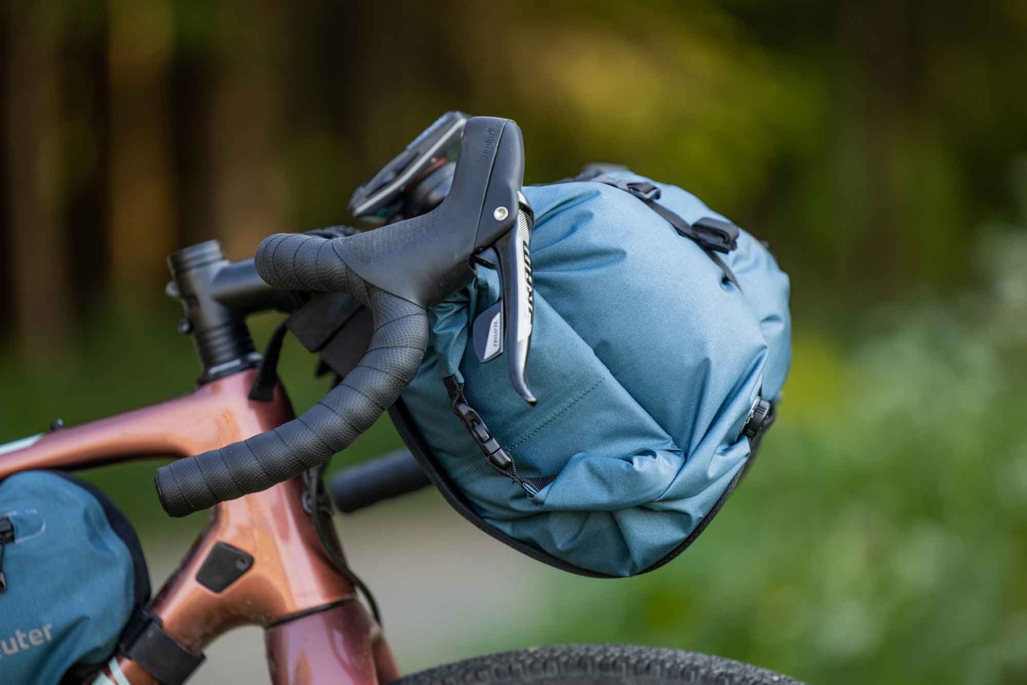 Unfortunately, it usually only looks this nice and tidy at the beginning of the tour. In the course of the ride, the handlebar bag tends to twist downwards despite the additional belt.
