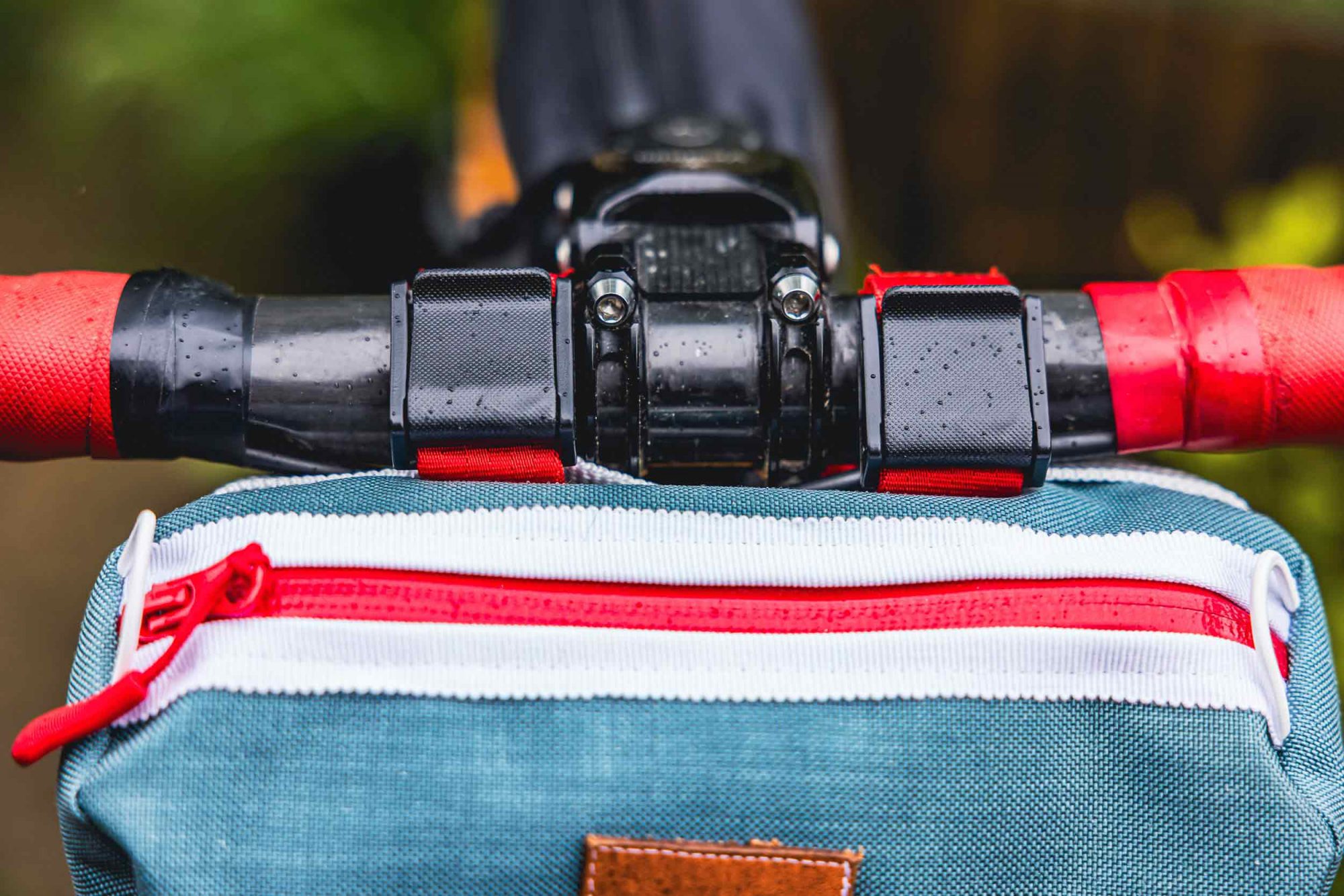From the zip to the buckle: everything about the cnut handlebar bag is designed for durability.