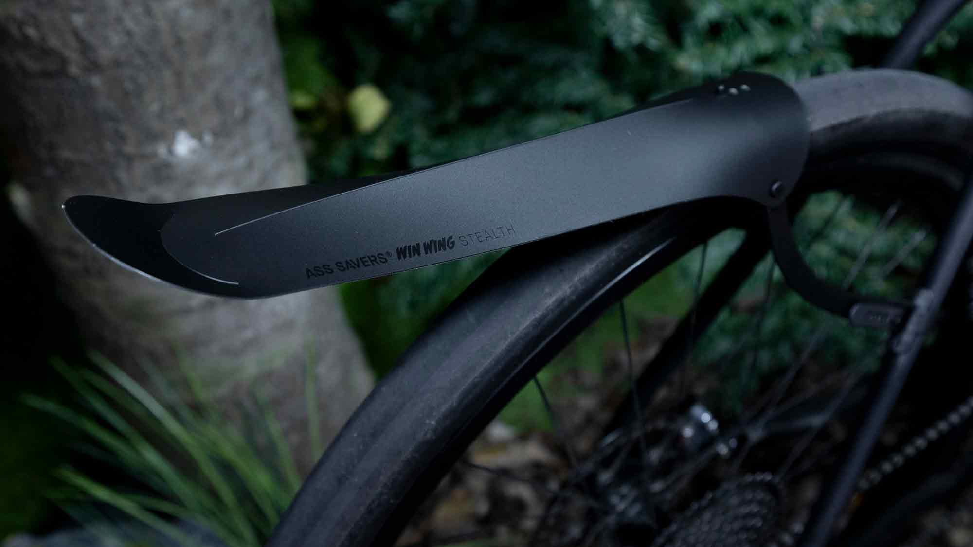 The new stealth edition of the ass-savers win wing is for all those who like it discreet but stylish! All in black, it looks great on any bike.