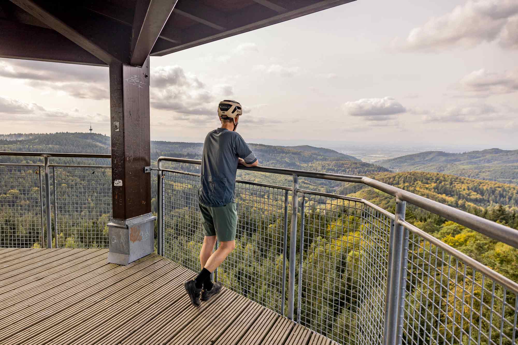 Fast 200 stufen, die sich lohnen: der ausblick vom teltschickturm in den odenwald ist wirklich atemberaubend!