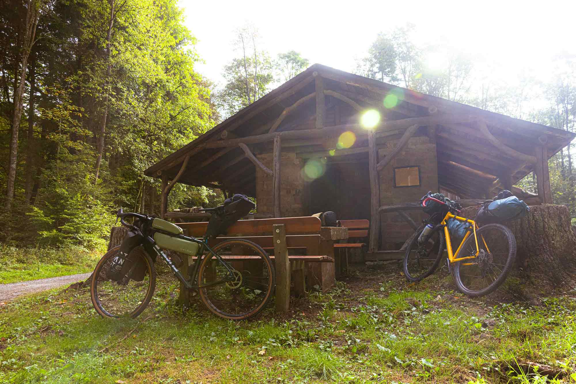 Da wir auch unter freiem himmel übernachten wollten, sind die beiden  gravel bikes recht gut beladen. Mindestens eine nacht draußen in der natur bietet sich beim odenwald bikepacking aber einfach an!