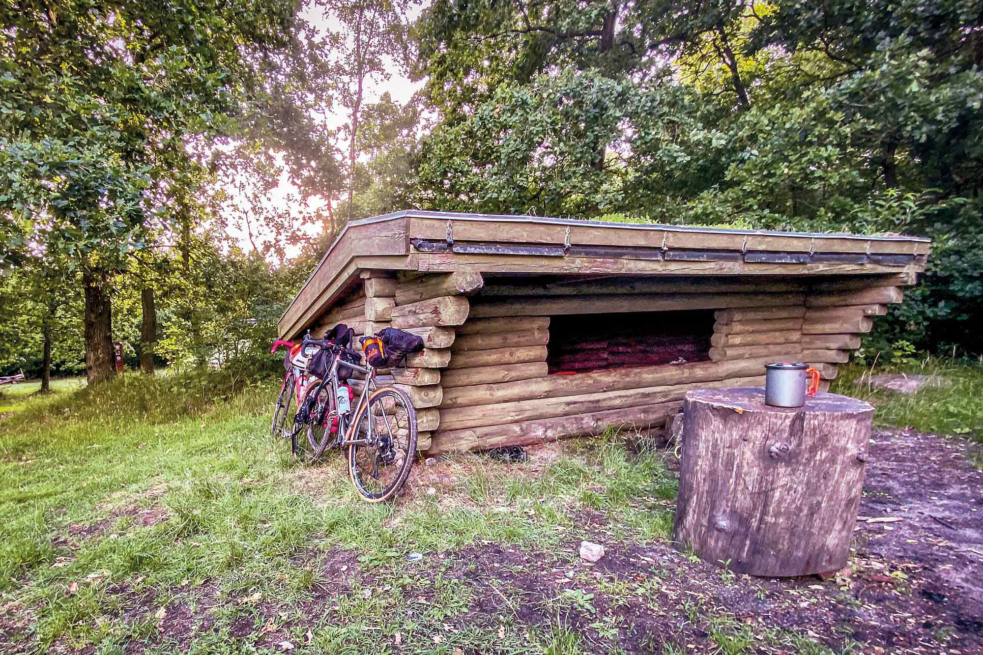A roof over your head is a great thing when spending the night in the great outdoors! In denmark you will find many such shelters and therefore ideal conditions for bikepacking in denmark.