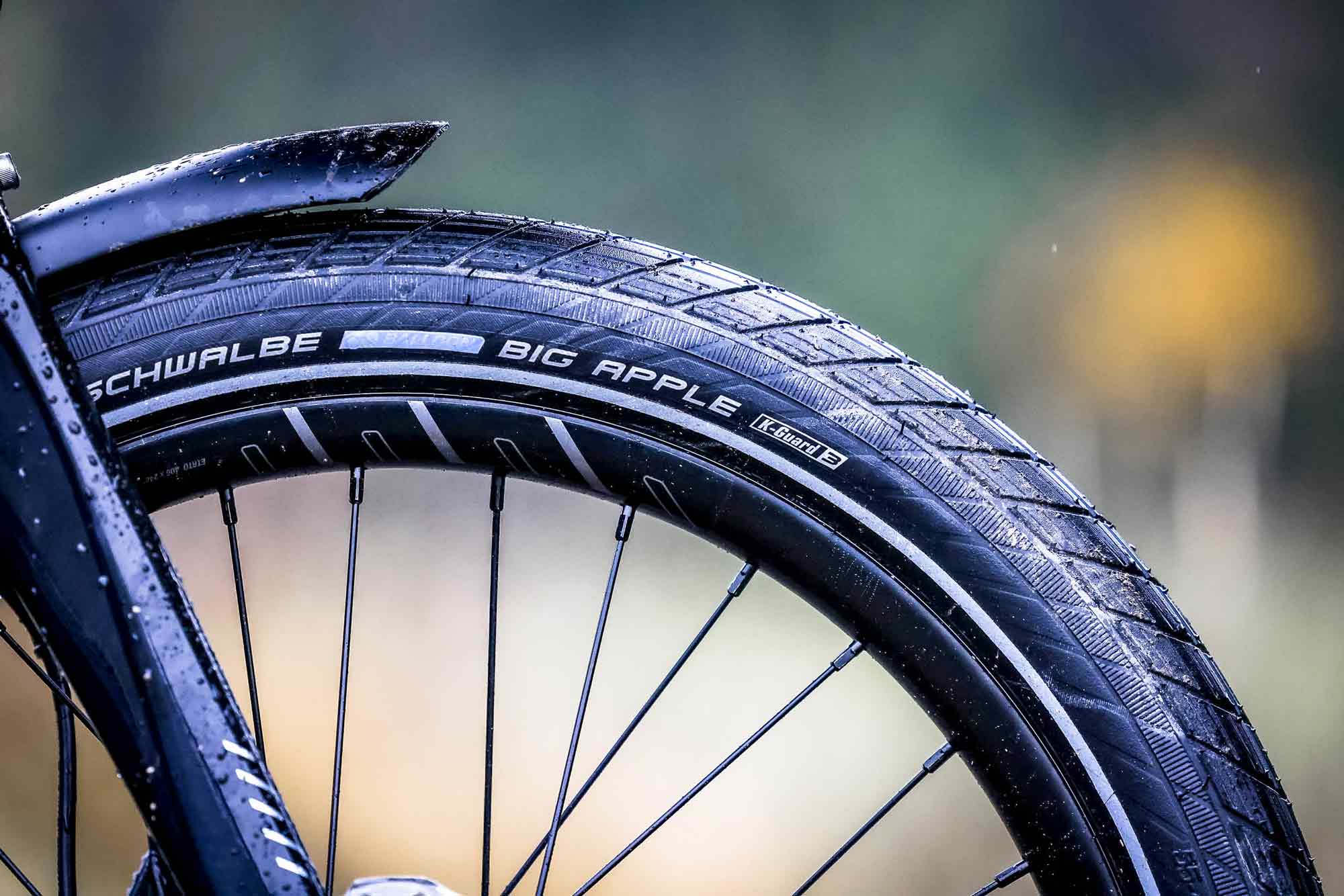 Urban e-bike tires from schwalbe are super reliable and can even take a detour on gravel without any problems.