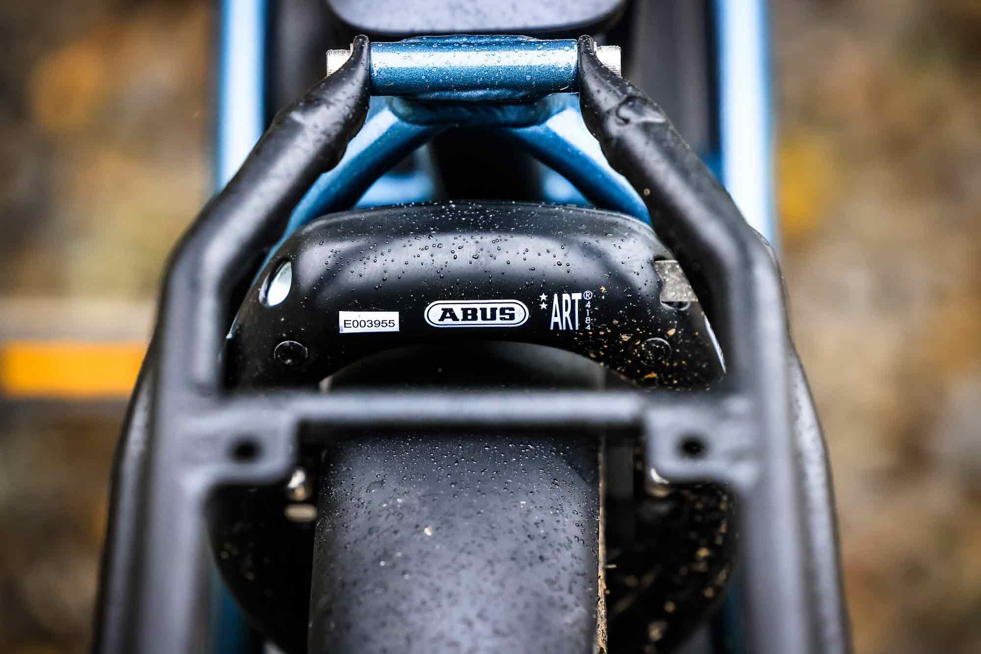 The abus frame lock is practical, but of course not a particularly secure solution. However, abus offers optional chain locks that can be attached directly to the frame lock. This allows you to connect the bike to a lantern, for example.