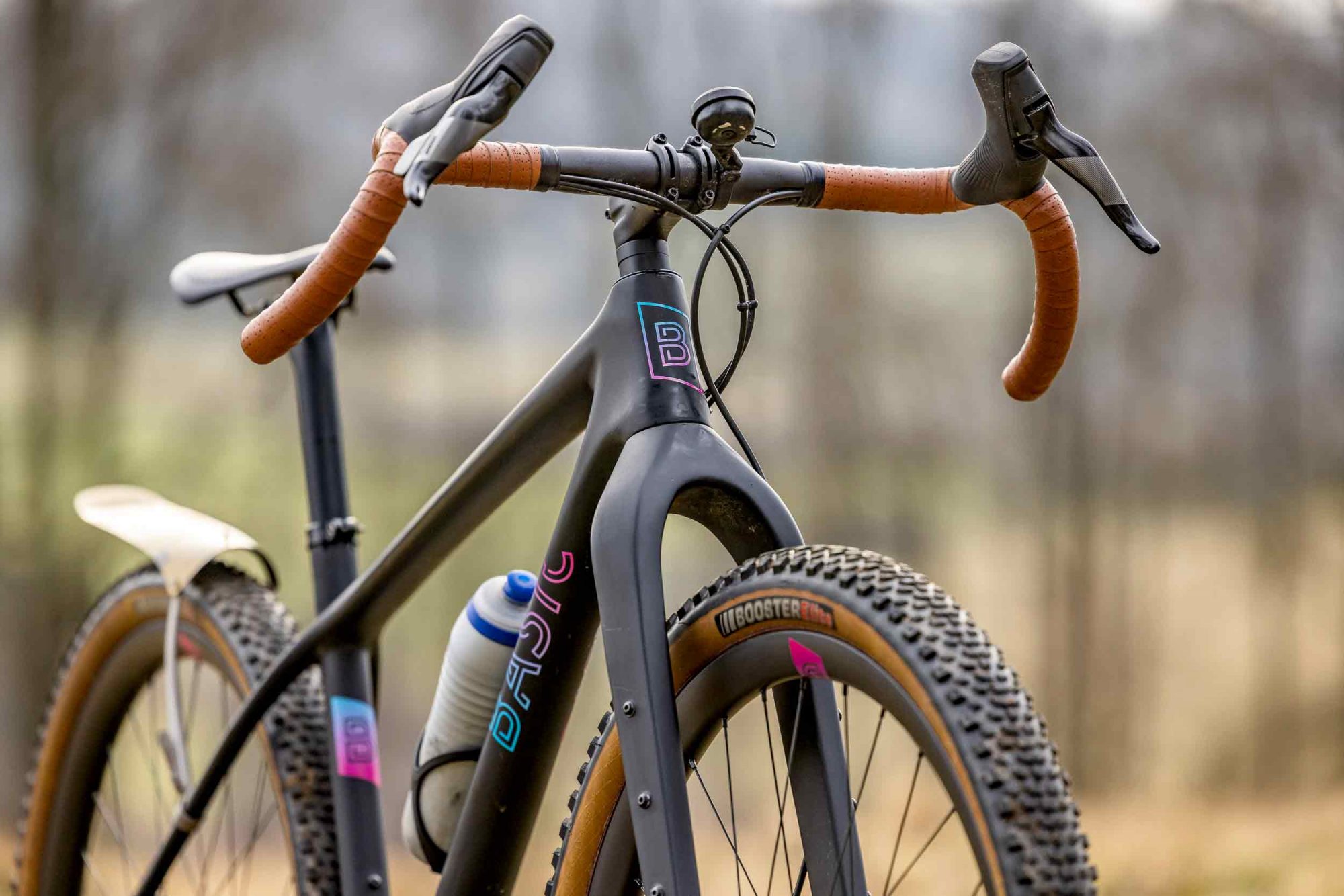 Visually, the open mould frame of the basic monster test bike makes a robust and high-quality impression. The "main culprit" for the somewhat beefy look is undoubtedly the voluminous fork, which offers impressive tyre clearance.