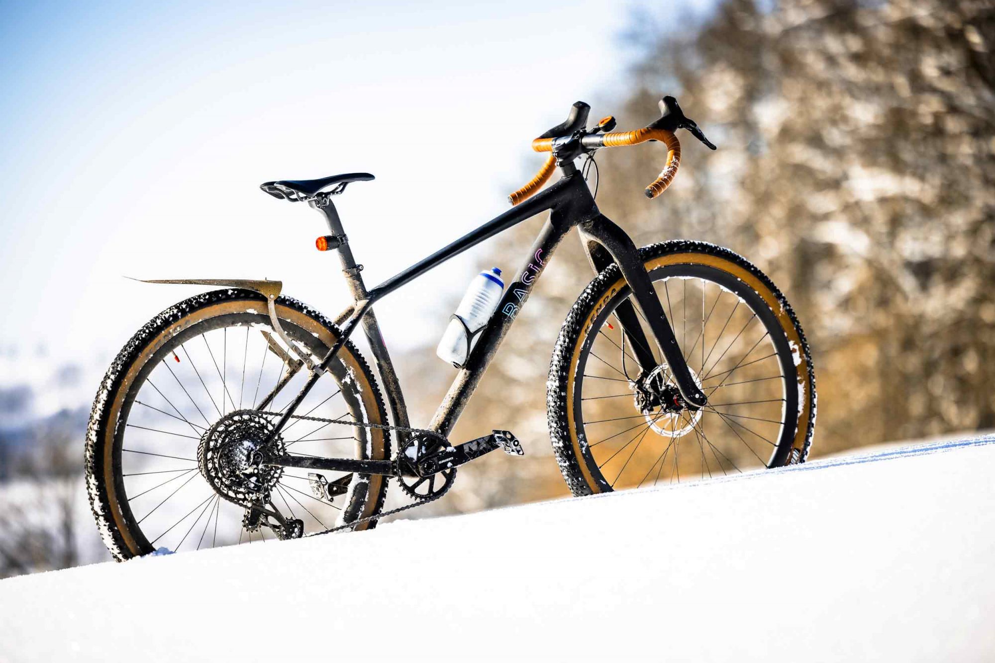 A real monster! The basic monster gravelbike test certainly cuts a fine figure in the snow!