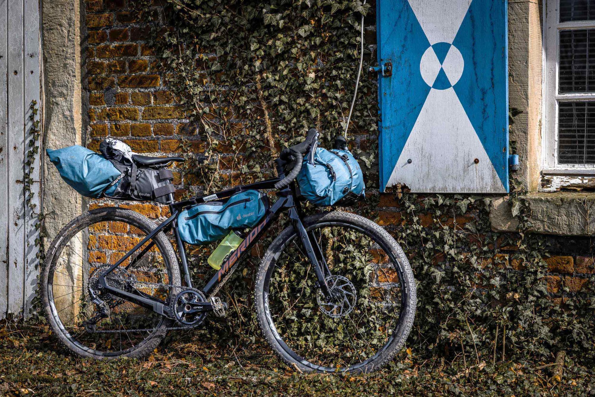 Martins bikepacking set-up für unseren merida silex 2024 test: ganz klassisch mit lenkerrolle, satteltasche und rahmentasche. Trotz des recht kompakten m-rahmens passte es insgesamt gut.