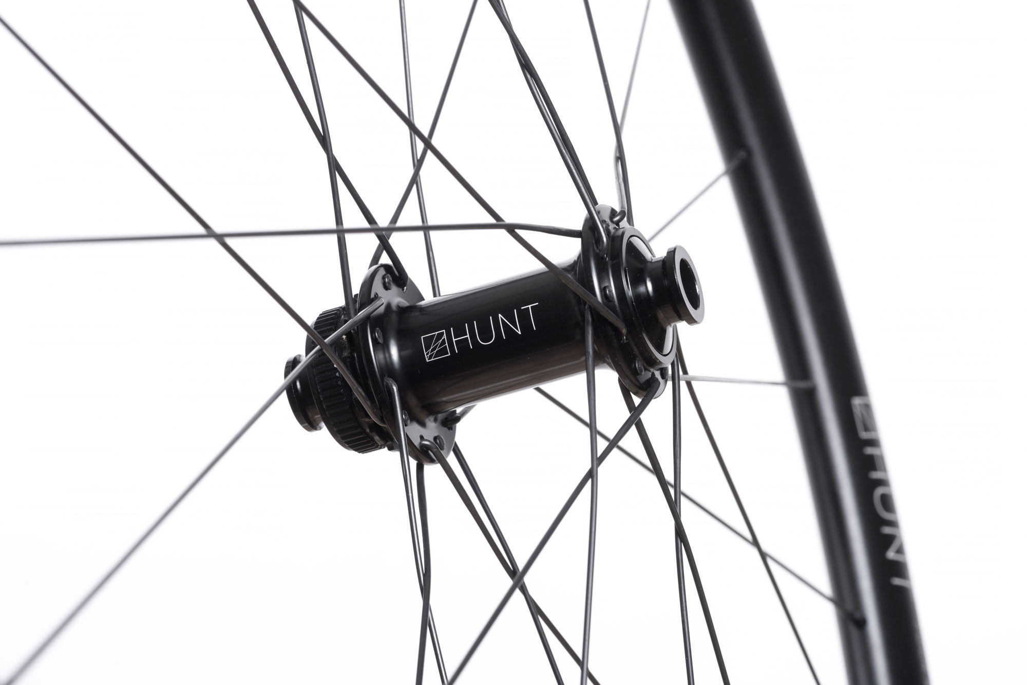 J-bend standard spokes stand for function without frills. Nevertheless, hubs with high-quality bearings are used. Incidentally, the hunt 4 season pro wheelset can be converted for all possible axle standards.