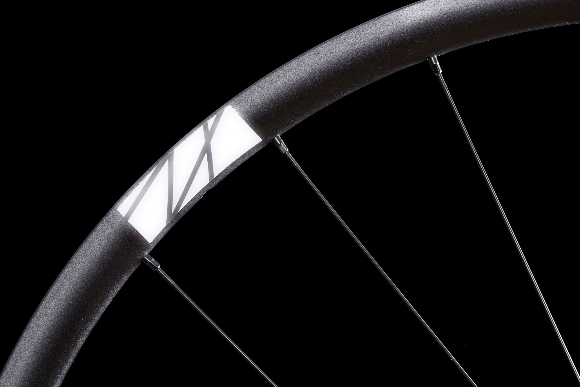 The robust aluminium rim is 26 mm wide (22 mm inside) and 24. 5 mm high. The reflective sticker is designed to ensure good visibility in traffic.