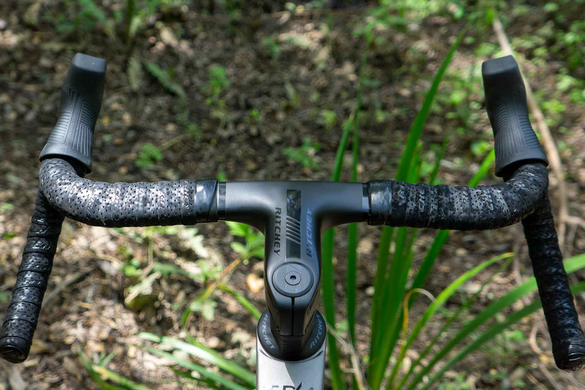 The new ritchey gravel handlebars from the rider's point of view. The handlebar/stem unit gives the new ritchey superlogic butano ridge an incredibly sleek look!