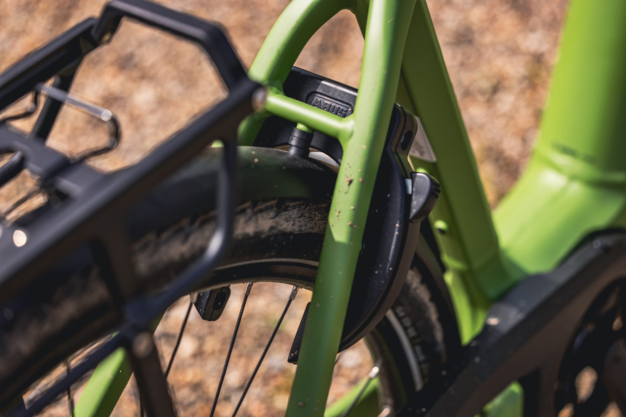 The permanently mounted abus frame lock is a "nice to have". To lock the bike securely, you still need to take another solid chain lock or a thick u-lock with you.