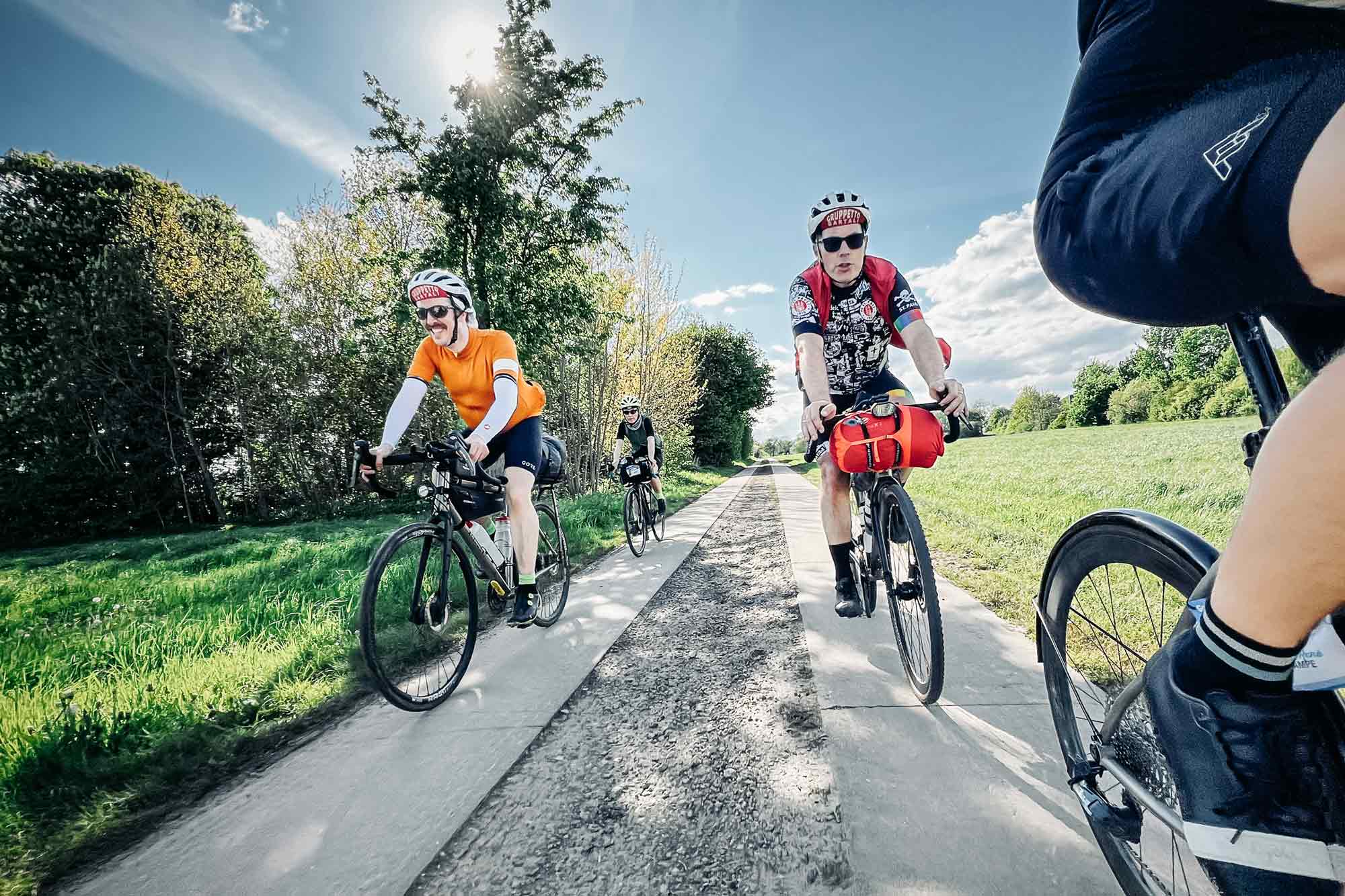 Vier Radler unterwegs auf einem typischen „Kolonnenweg“ in Ostdeutschland