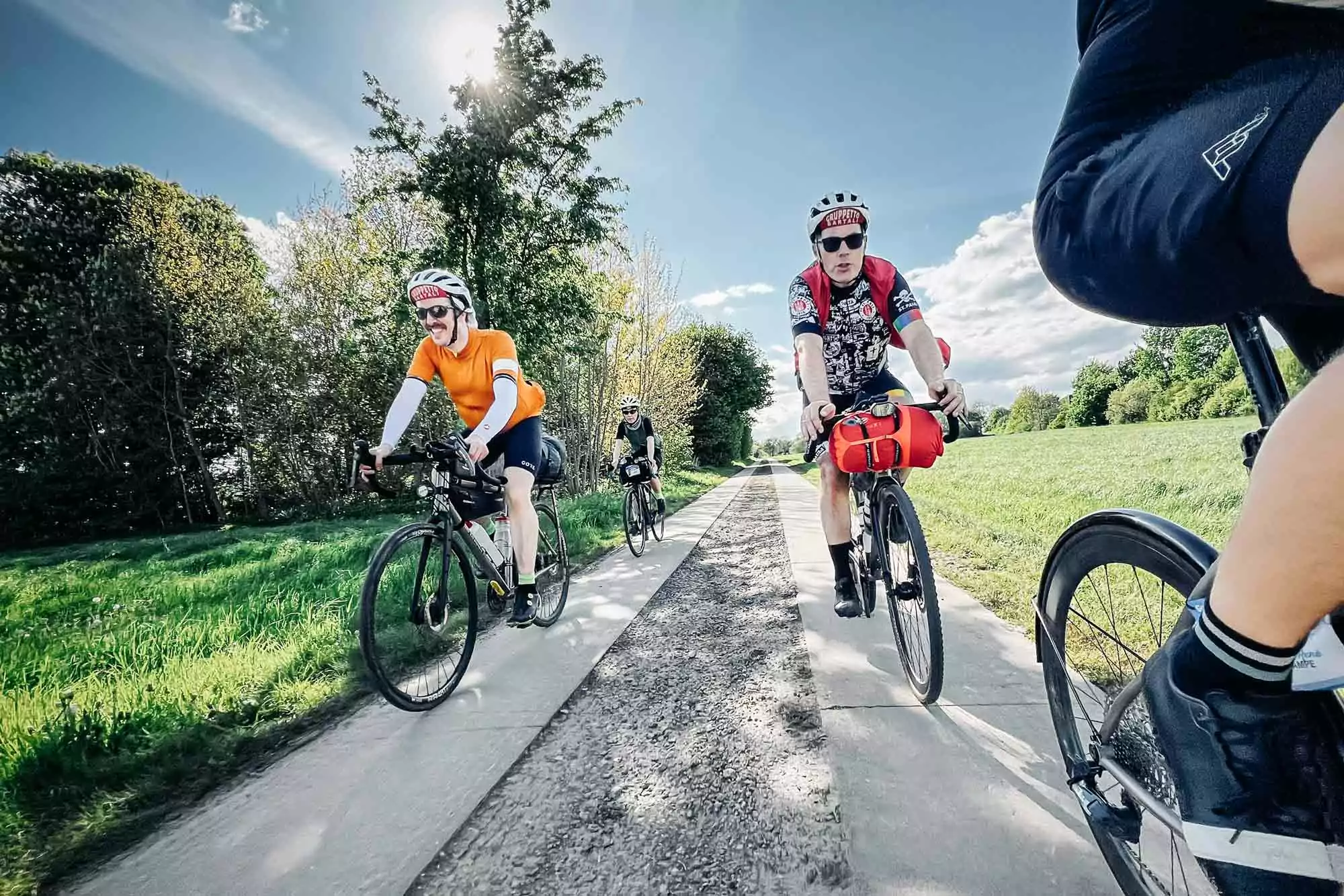 Vier Radler unterwegs auf einem typischen „Kolonnenweg“ in Ostdeutschland