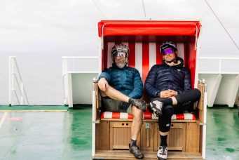 Martin donat und tobias woggon sitzen in einem strandkorb auf der fähre nach sylt.