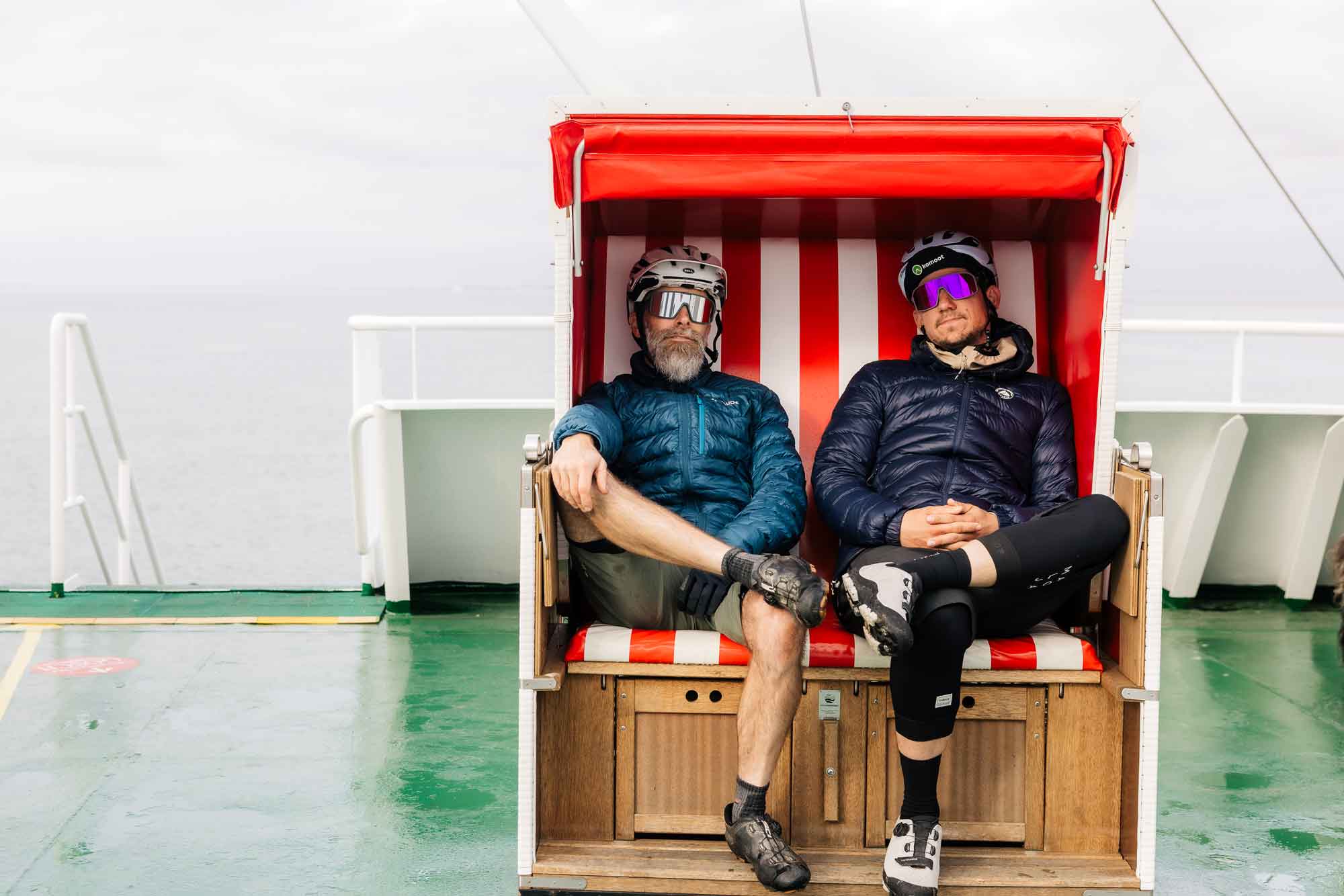 Martin Donat und Tobias Woggon sitzen in einem Strandkorb auf der Fähre nach Sylt.
