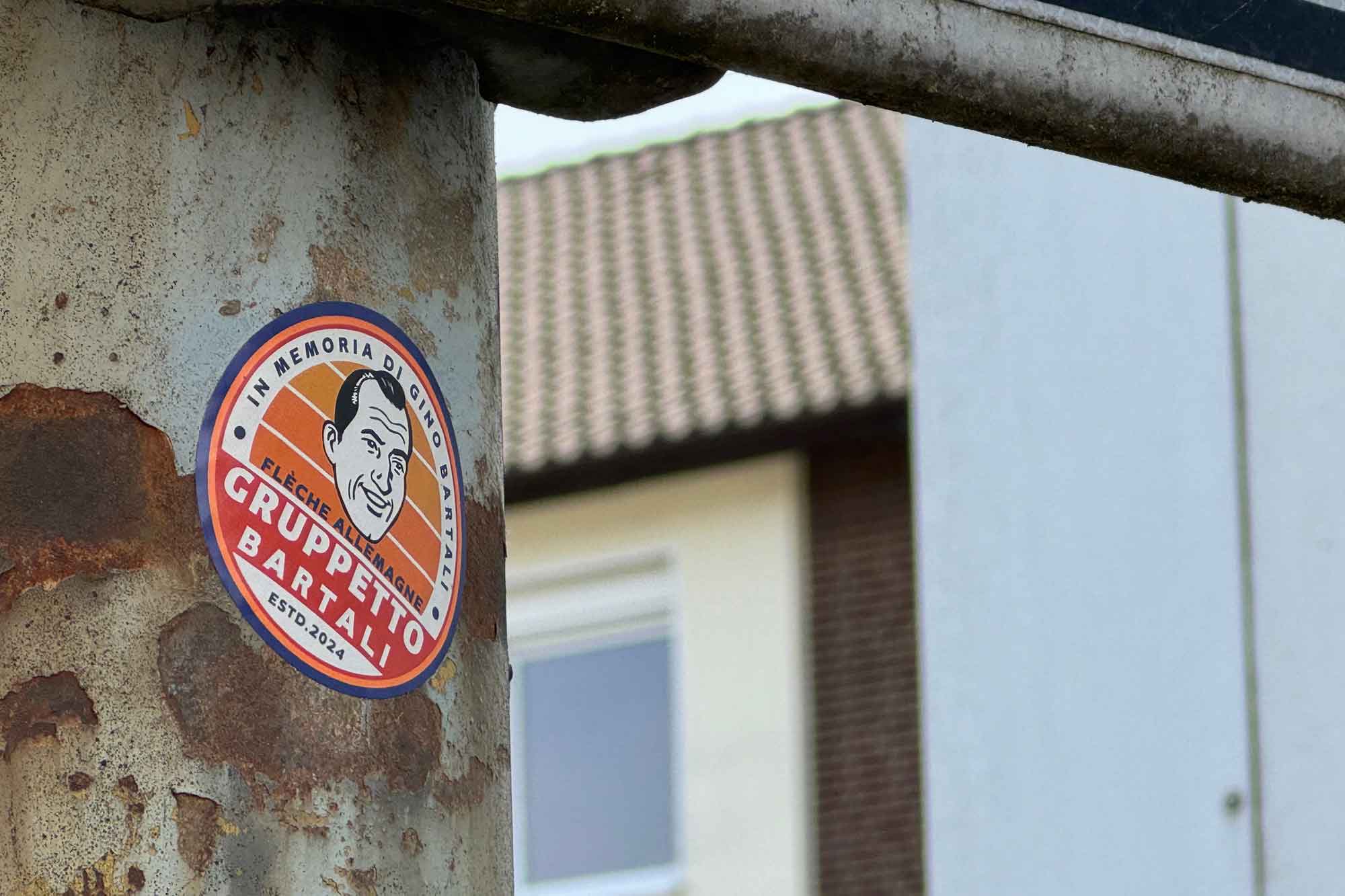 Wir waren hier! Spuren an laternenpfählen.